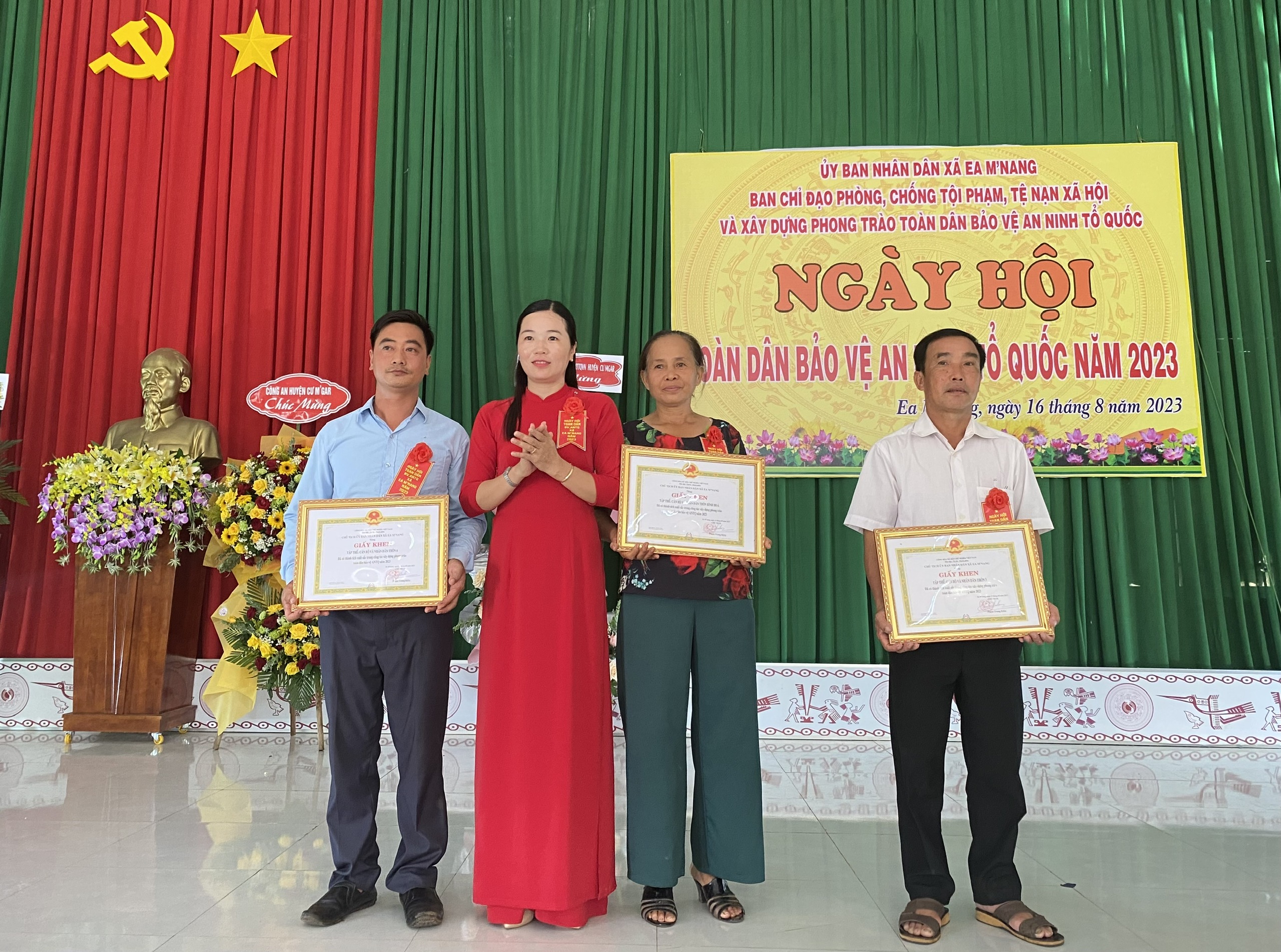 đc Nguyệt giấy khen